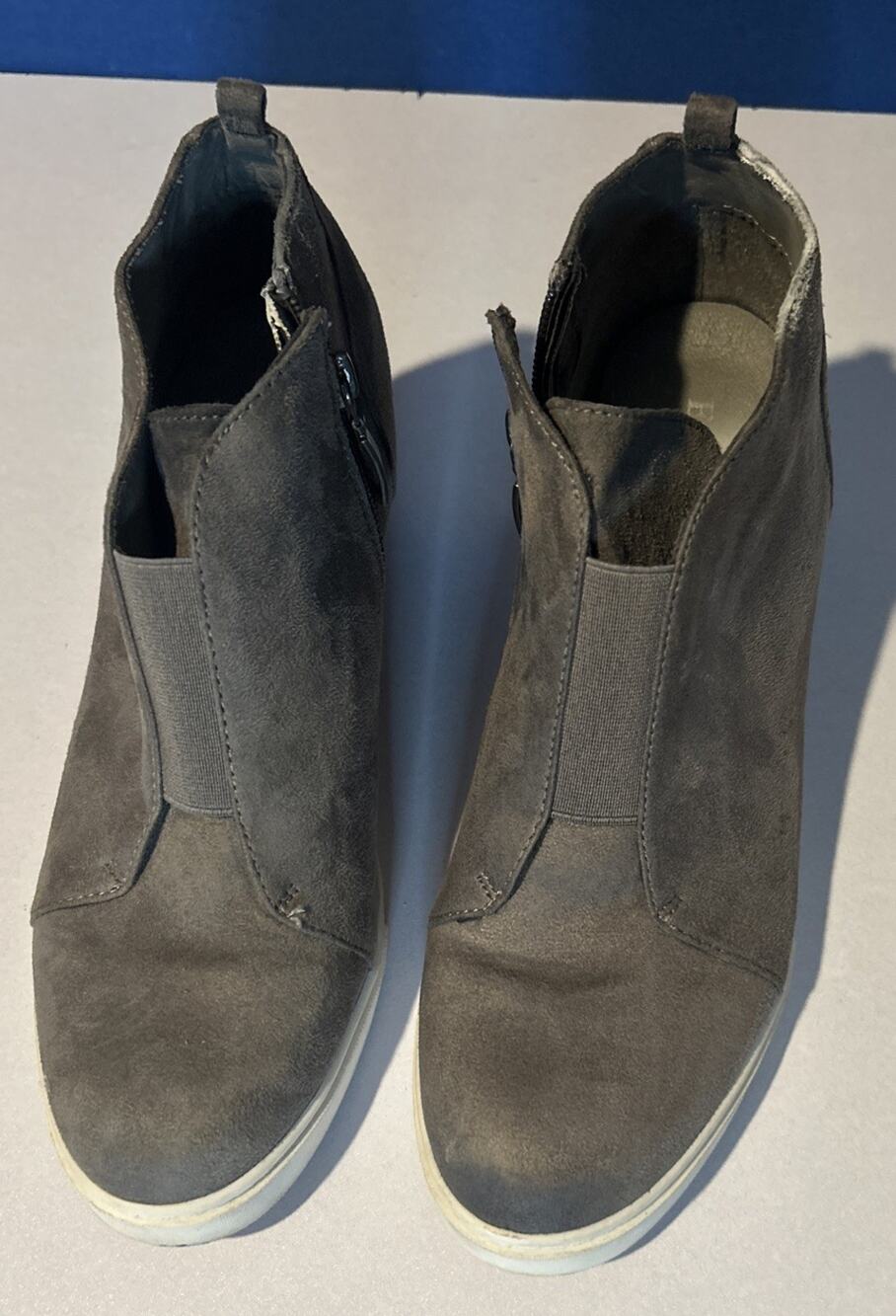 Eva & Zoe Women’s Gray Faux Suede Chelsea Ankle Boots Side Zip Size 10